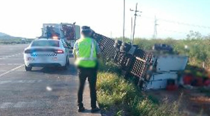 Cierran carretera Ciudad Obregón-Hermosillo tras volcadura de camión de carga