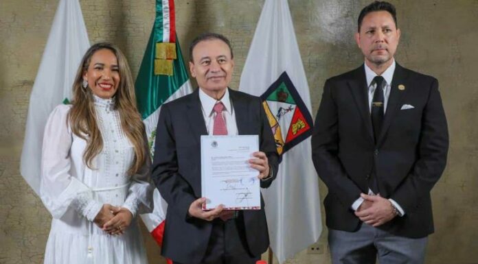 Alfonso Durazo entrega glosa de su Segundo Informe al Congreso de Sonora