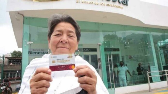 persona-con-su-tarjeta-del-banco-del-bienestar-focus-0-0-784-440
