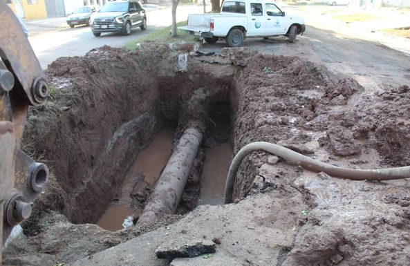 «CON REPARACIÓN INMEDIATA DE UNA FUGA EN LINEA DE 20” DE AGUA POTABLE EL OOMAPAS GARANTIZA EL ABASTO SIN CONTRATIEMPOS EN IMPORTANTE SECTOR DE LA CIUDAD»