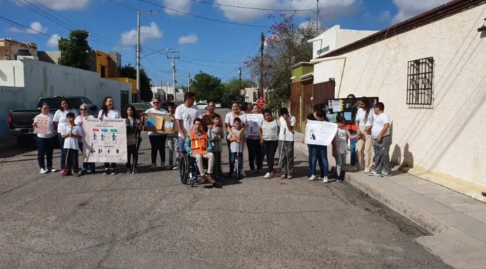 60 personas se unen en cruces para concienticar sobre los peatones con discapacidad visual