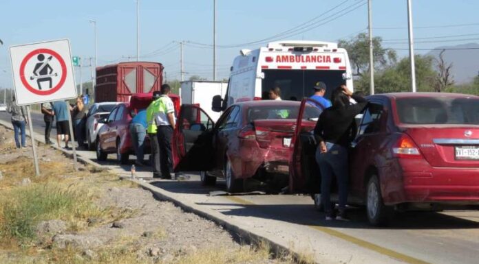 Carambola en la Carretera Federal México 15; participan cuatro vehículos