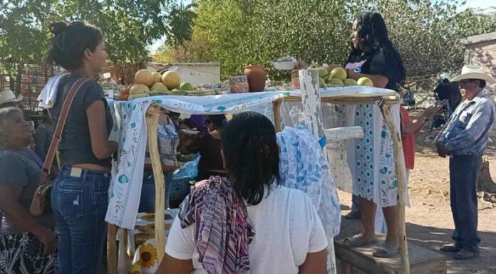 Yaquis reciben a sus muertos; el tronido de los cohetes indican la apertura del cielo para bajar a la tierra