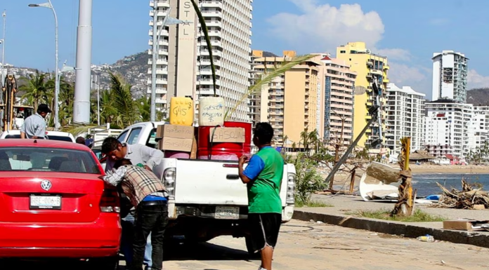 Venden litro de huachicol a $40 en costera de Acapulco