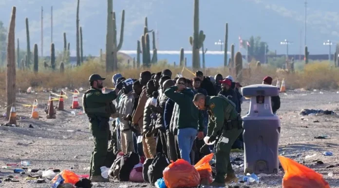 Migrantes abruman a agentes de EU en la garita de Lukeville-Sonoyta