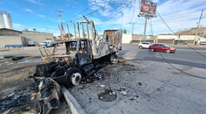 Se incendia camión de la Secretaría de Salud cargado con medicamentos en Hermosillo; pudo ser provocado por falla en el motor