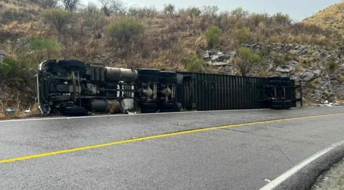¡Tome precauciones! Protección Civil reporta tránsito lento en la carretera Ímuris-Cananea por volcadura de tractocamión