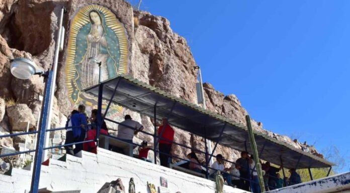 Cajemenses acuden al cerro de la Virgen de Guadalupe previo a su día