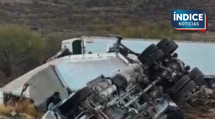 Tráiler vuelca en la carretera Guaymas-Hermosillo