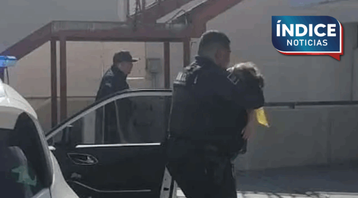 Oficiales auxilian a niño con convulsiones y lo trasladan al hospital