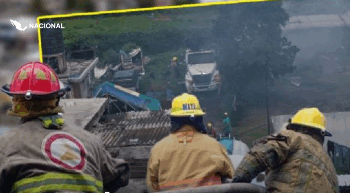 Se registra explosión por pirotecnia e incendio de tractocamión en Tultepec, Edomex