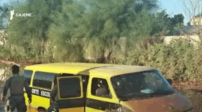 Autobús escolar se queda varado en charco al sur de Ciudad Obregón; marinos rescatan a estudiantes