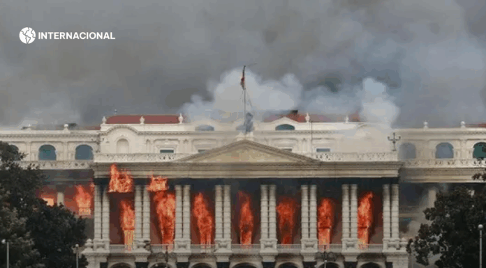 Manifestantes le prenden fuego a la exprimera dama de Nepal y queman el Parlamento