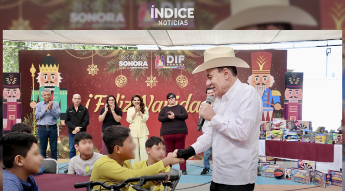 Durazo convive con niñas y niños de centros DIF durante festejo navideño