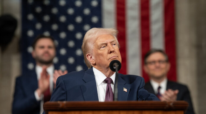 TRUMP AMAGA CON DEMANDA POR BROMA DE EPSTEIN