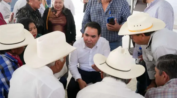 Senador Heriberto Aguilar rinde informe a ras de suelo en Huatabampo