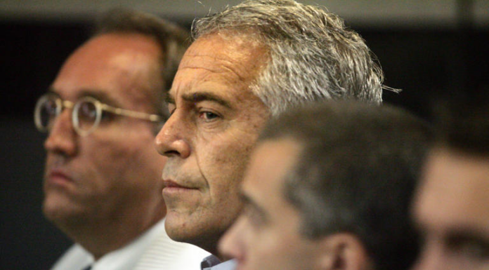 Renuncia presidente de DP World tras aparecer su nombre en los archivos de Jeffrey Epstein