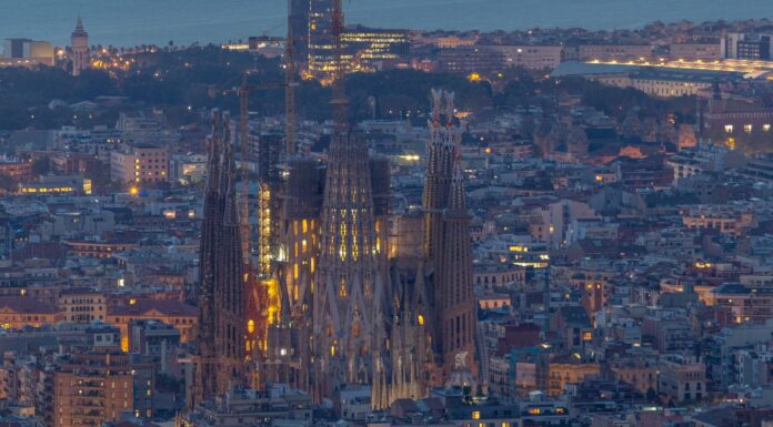 LA SAGRADA FAMILIA CORONA SU TORRE MÁS ALTA CON LA CRUZ DE JESUCRISTO