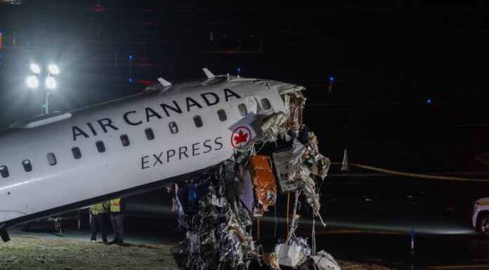 CHOQUE ENTRE AVIÓN Y CAMIÓN DE BOMBEROS EN NUEVA YORK DEJA MUERTOS Y DECENAS DE HERIDOS