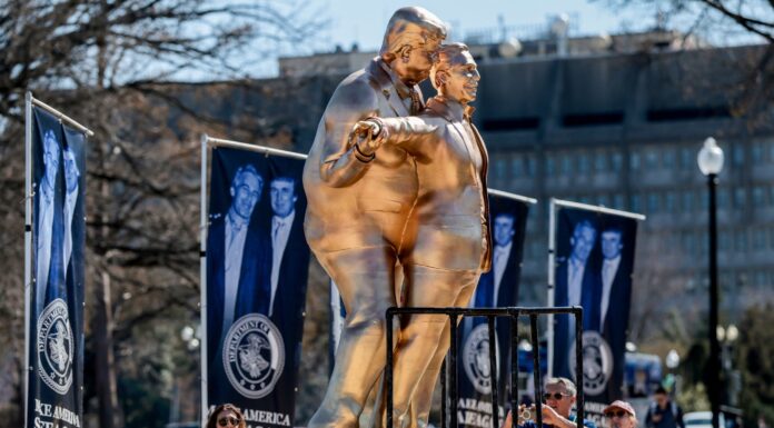 INSTALAN POLÉMICA ESTATUA DE TRUMP Y EPSTEIN CERCA DE LA CASA BLANCA