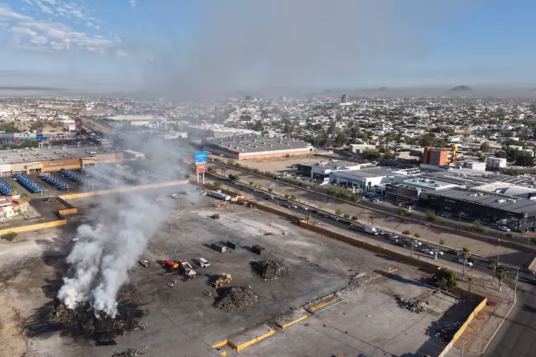 REPORTAN INCENDIO EN PREDIO DONDE ANTES OPERABA SAM’S CLUB EN HERMOSILLO