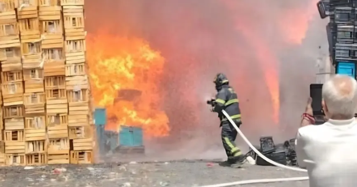 FUERTE INCENDIO CONSUME BODEGA DE CARTÓN EN IZTAPALAPA