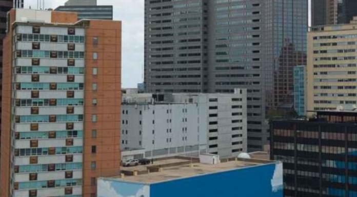 POLÉMICA EN DALLAS: REEMPLAZAN ICÓNICO MURAL DE BALLENAS POR ARTE DEL MUNDIAL 2026