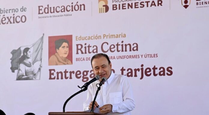 DURAZO ENTREGA TARJETAS DEL PROGRAMA RITA CETINA A ESTUDIANTES EN SONORA