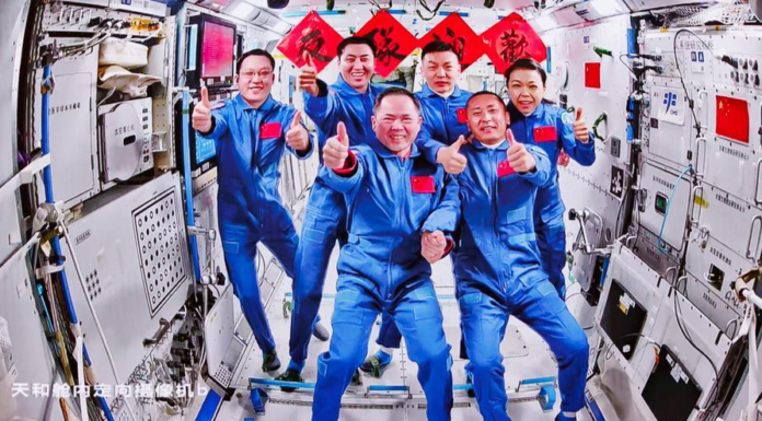 ASTRONAUTAS DE LA MISIÓN CHINA SHENZHOU-21 REGRESAN A LA TIERRA TRAS 210 DÍAS EN ÓRBITA