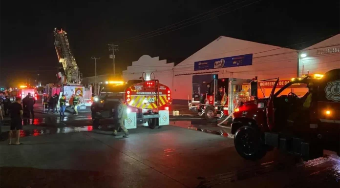 ARDE BODEGA DE LLANTAS EN LA CALLE JALISCO Y MOVILIZA A CUERPOS DE EMERGENCIA