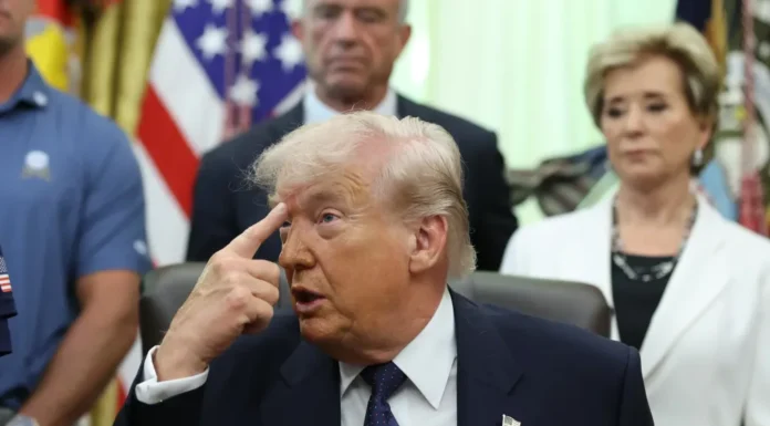 DONALD TRUMP SUSPENDE PROYECTO “LIBERTAD” EN EL ESTRECHO DE ORMUZ
