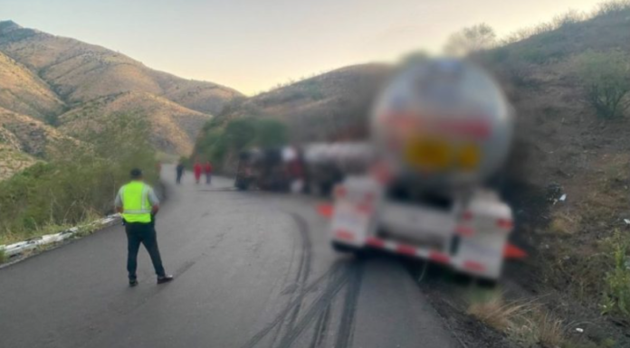 CIERRAN CARRETERA ÍMURIS-CANANEA TRAS VOLCADURA DE PIPA