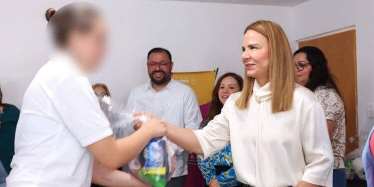 Reciben jóvenes en proceso de reinserción social del ITAMA apoyos de DIF Sonora