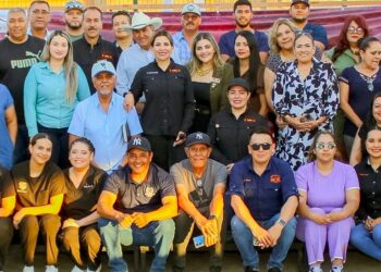 Alcaldesa Esmeralda González atiende a familias en el »Día del Pueblo» en la colonia Leyes de Reforma 2 de Cananea