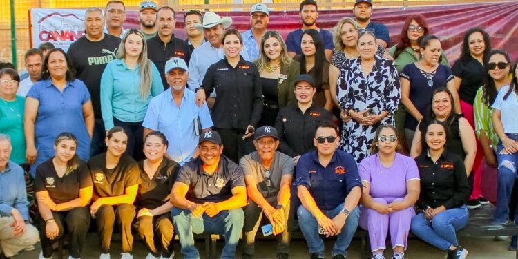 Alcaldesa Esmeralda González atiende a familias en el »Día del Pueblo» en la colonia Leyes de Reforma 2  de Cananea