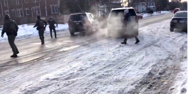 Murió mujer baleada por ICE