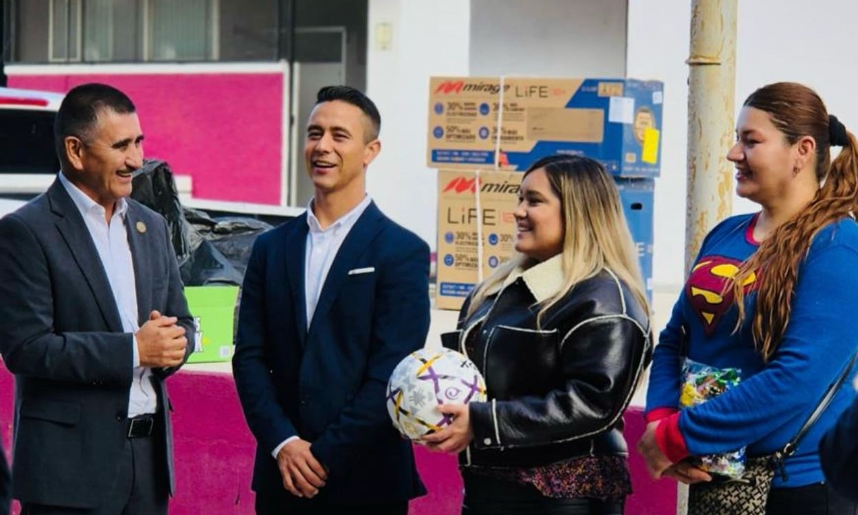 Con gratitud a su tierra, Óscar Ortiz entrega apoyos a la escuela Félix Romero de San Pedro de la Cueva