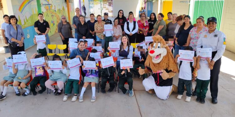 NIÑAS Y NIÑOS DEL PREESCOLAR LUIS PASTEUR CULMINAN PROGRAMA DARE CON ENTREGA DE RECONOCIMIENTOS