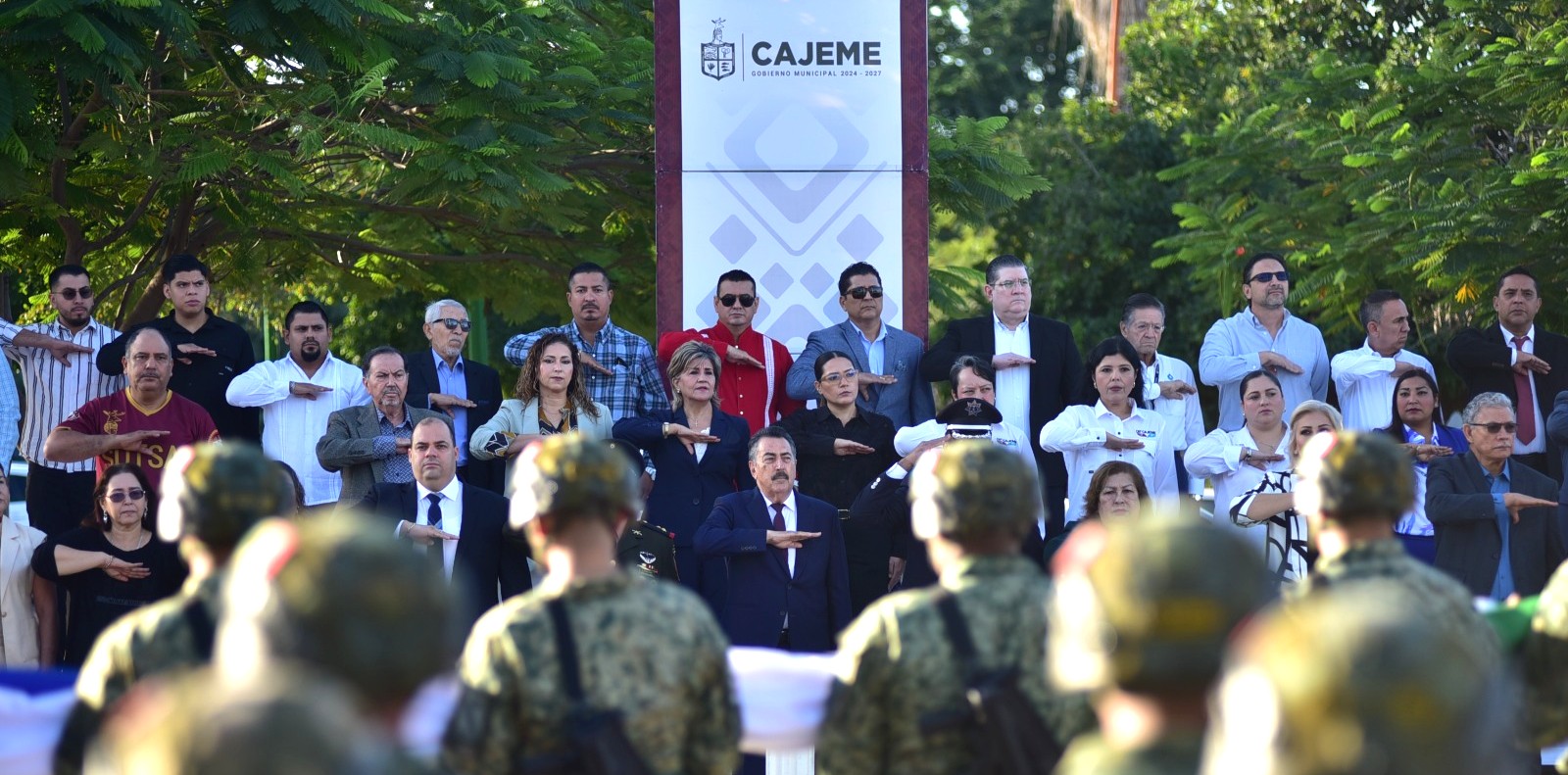 ENCABEZA JAVIER LAMARQUE IZAMIENTO DE BANDERA PARA CONMEMORAR EL 115 ANIVERSARIO DE LA REVOLUCIÓN MEXICANA