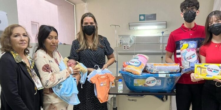 DIF CAJEME VISITA AL  PRIMER RECIÉN NACIDO DE NAVIDAD 2025 EN IMSS BIENESTAR