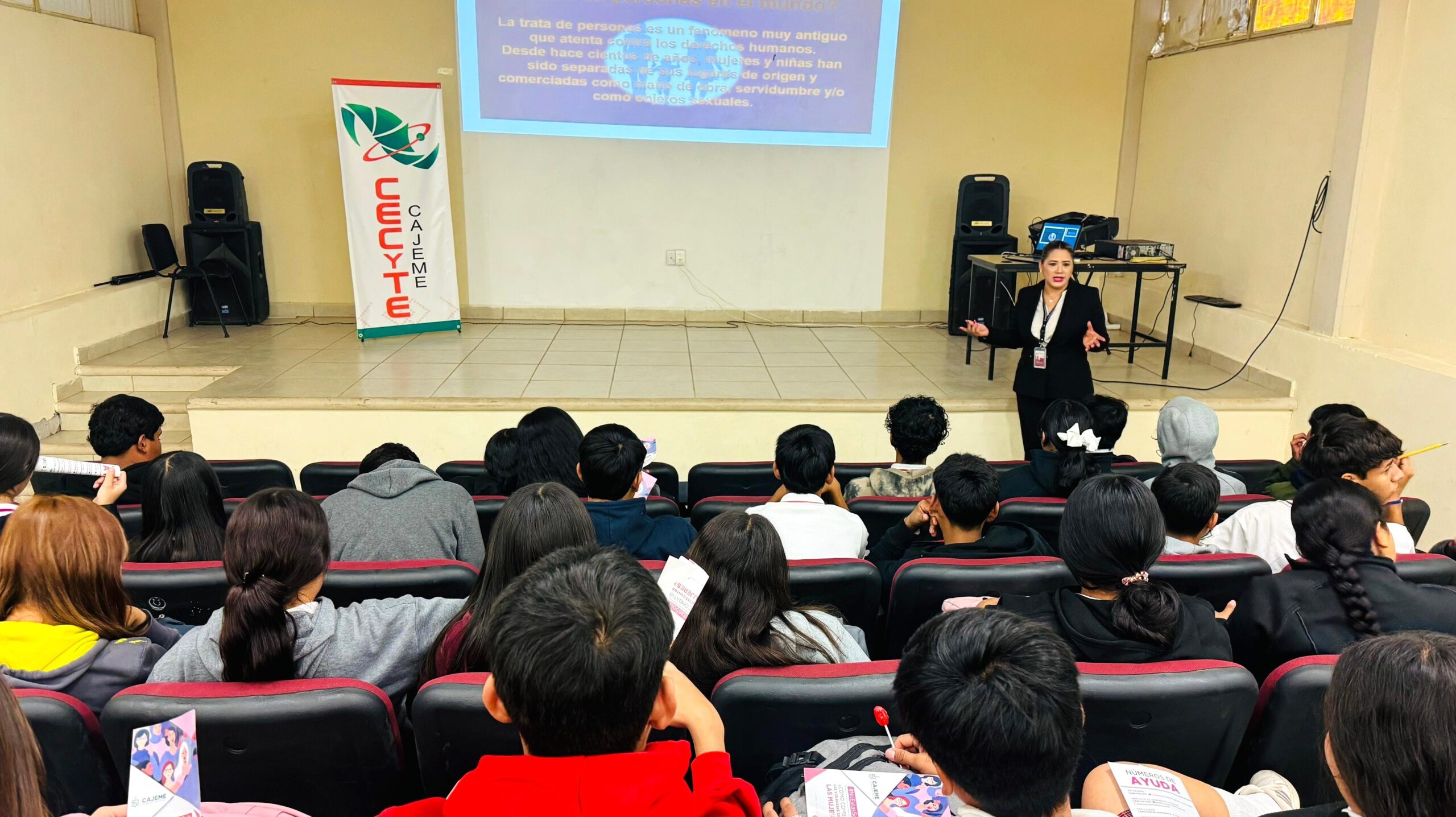 IMPARTE INSTITUTO CAJEMENSE DE LA MUJER PLÁTICA PREVENTIVA SOBRE LA TRATA DE PERSONAS EN EL CECYTES OBREGÓN II