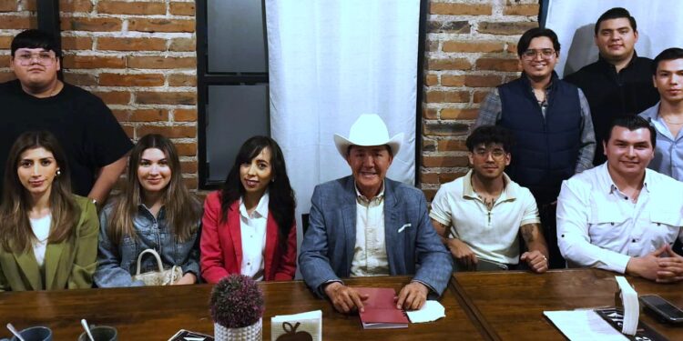 Diputado Raúl “El Pollo” Castelo dialoga con jóvenes emprendedores de Cajeme