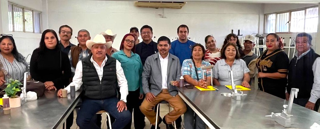 Alcalde Serge Enríquez , se reúne con apicultores y reconoce su labor en la elaboración de productos naturales
