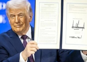 DONALD TRUMP FIRMA ACTA DE LA «JUNTA DE PAZ»