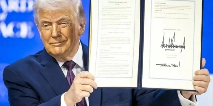 DONALD TRUMP FIRMA ACTA DE LA «JUNTA DE PAZ»
