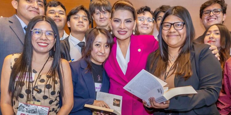 Lorenia Valles participa en el Parlamento Juvenil de la Cámara de Diputados