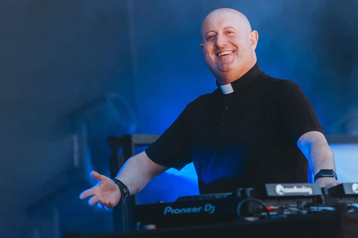 EL CURA DJ VIENE LLEGARÁ A MÉXICO