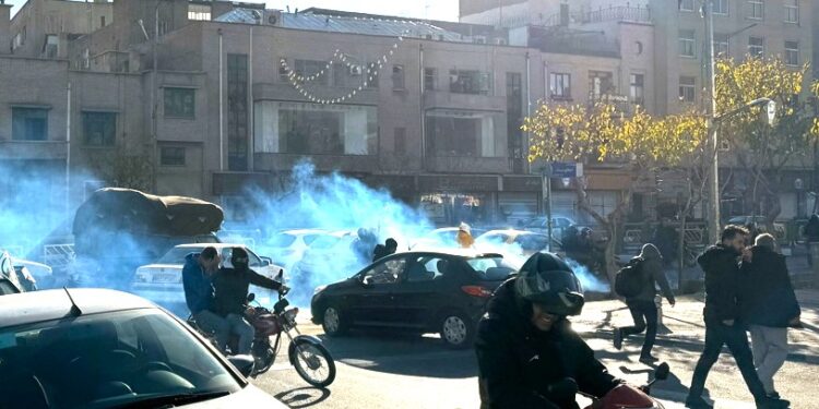 Continúan  protestas en Irán: comerciantes cerraron negocios y se movilizaron