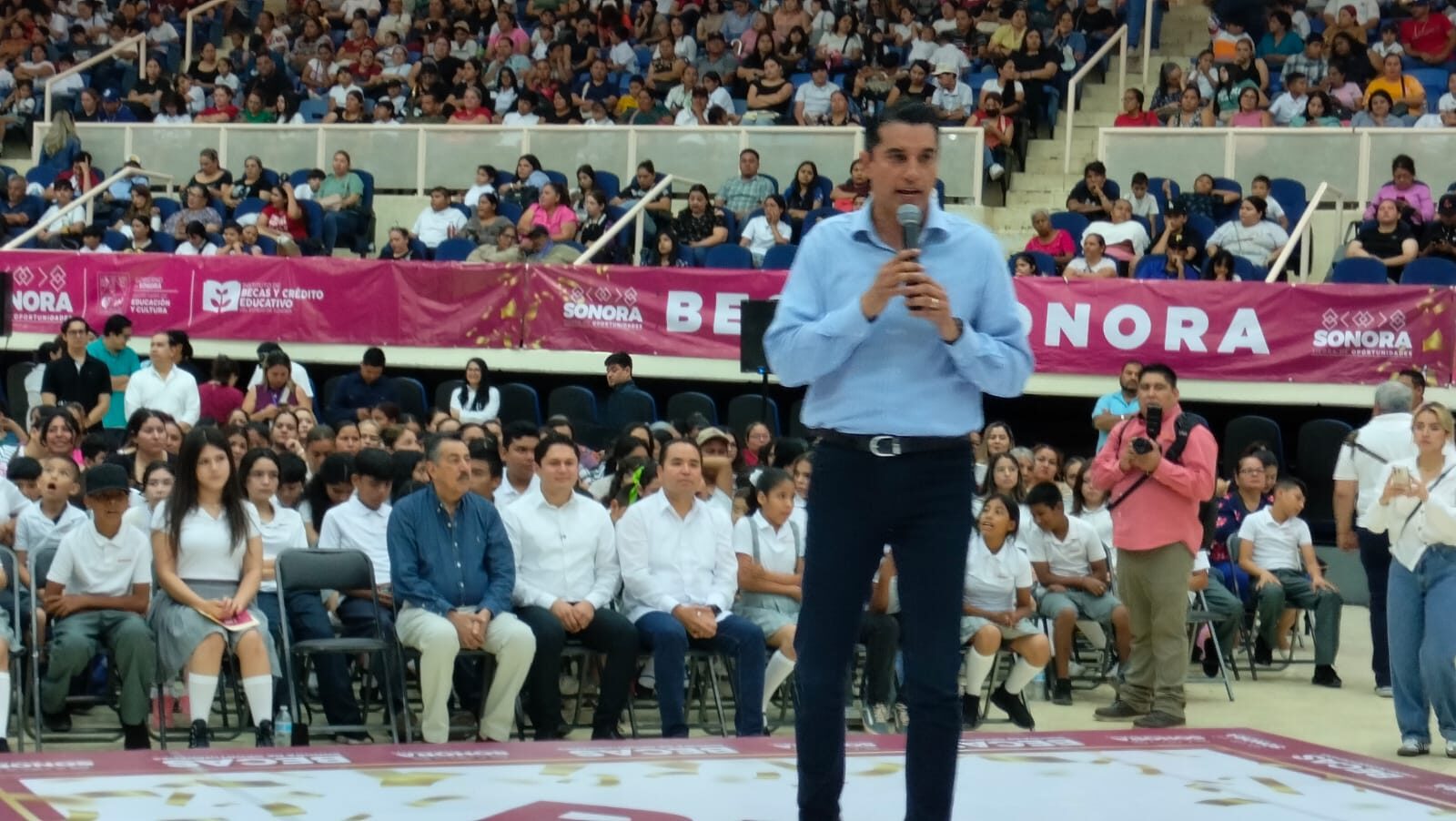JAVIER LAMARQUE RESPALDA HISTÓRICA ENTREGA DE BECAS A ESTUDIANTES DE CAJEME