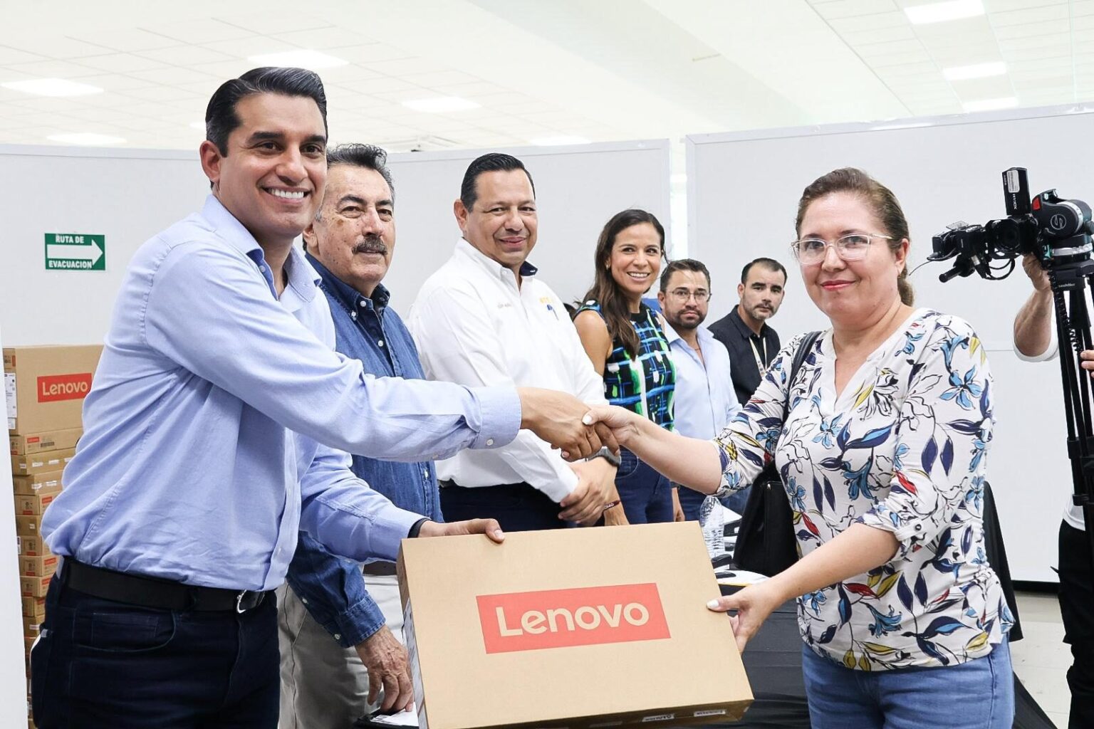 Beneficia Gobernador Durazo con uniformes y computadoras a comunidad educativa del sur de Sonora: SEC